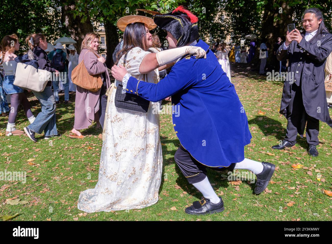 Bath, Regno Unito. 14 settembre 2024. Una fan di Jane Austen che partecipa alla famosa Grand Regency in costume Promenade viene ritratta mentre accetta la proposta di matrimonio dei suoi partner. La Promenade, parte del Jane Austen Festival, è una processione per le strade di Bath e i partecipanti che vengono da tutto il mondo e vestono in costume del XVIII secolo. Crediti: Lynchpics/Alamy Live News Foto Stock