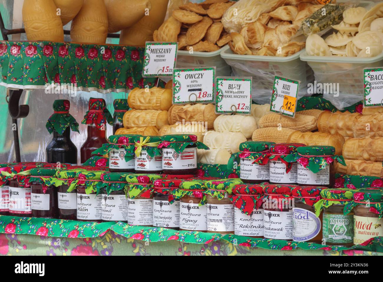 un collage alimentare sul mercato con tutti i tipi di prodotti caseari Foto Stock