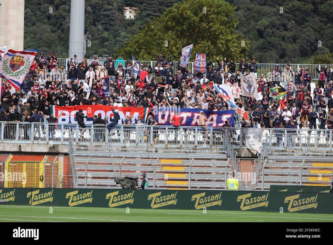 Como, Italia. 14 settembre 2024. Tifosi bolognesi comasco in azione durante la partita di calcio di serie A Enilive 2024/2025 tra Como e Bologna allo stadio Giuseppe Sinigaglia di Como, Italia settentrionale - sabato 14 settembre 2024. Sport - calcio. (Foto di Antonio Saia/LaPresse) credito: LaPresse/Alamy Live News Foto Stock