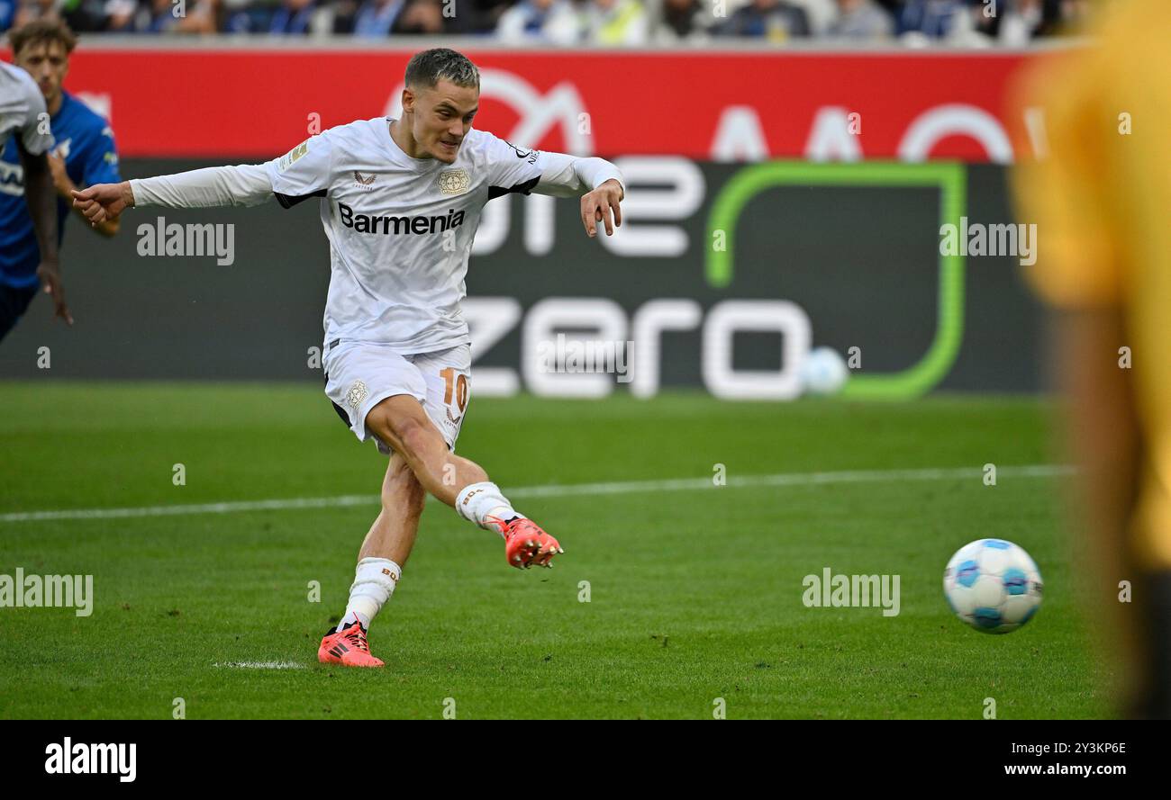 Sinsheim, Germania. 14 settembre 2024. TOR zum 1:3 Elfmeter, Strafstoss Torschuss Aktion Torchance Florian Wirtz Bayer 04 Leverkusen (10) TSG 1899 Hoffenheim vs Bayer 04 Leverkusen 14.09.2024 LE NORMATIVE DFL VIETANO QUALSIASI USO DI FOTOGRAFIE COME SEQUENZE DI IMMAGINI E/O QUASI-VIDEO/dpa/Alamy Live News Foto Stock