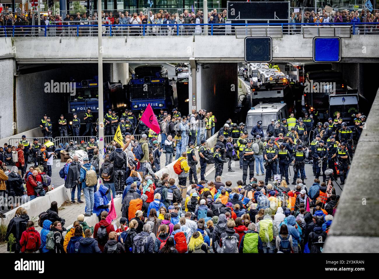 DEN HAAG - polizia in un'azione di Extinction Rebellion (XR) sull'autostrada A12. Con l'azione, il gruppo di azione per il clima ha chiesto al governo di fermare immediatamente miliardi di agevolazioni fiscali per l'industria fossile. ANP ROBIN UTRECHT netherlands Out - belgio Out Foto Stock