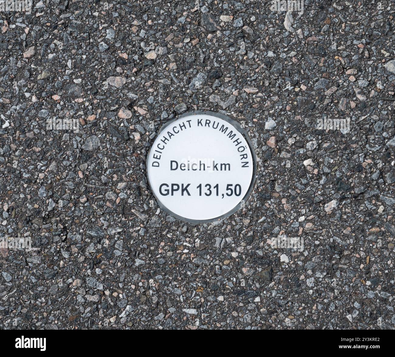 Punto di riferimento del piano generale chilometri sulla Dyke tedesca del Mare del Nord, qui vicino a Emden nella Frisia Orientale, bassa Sassonia, Germania Foto Stock