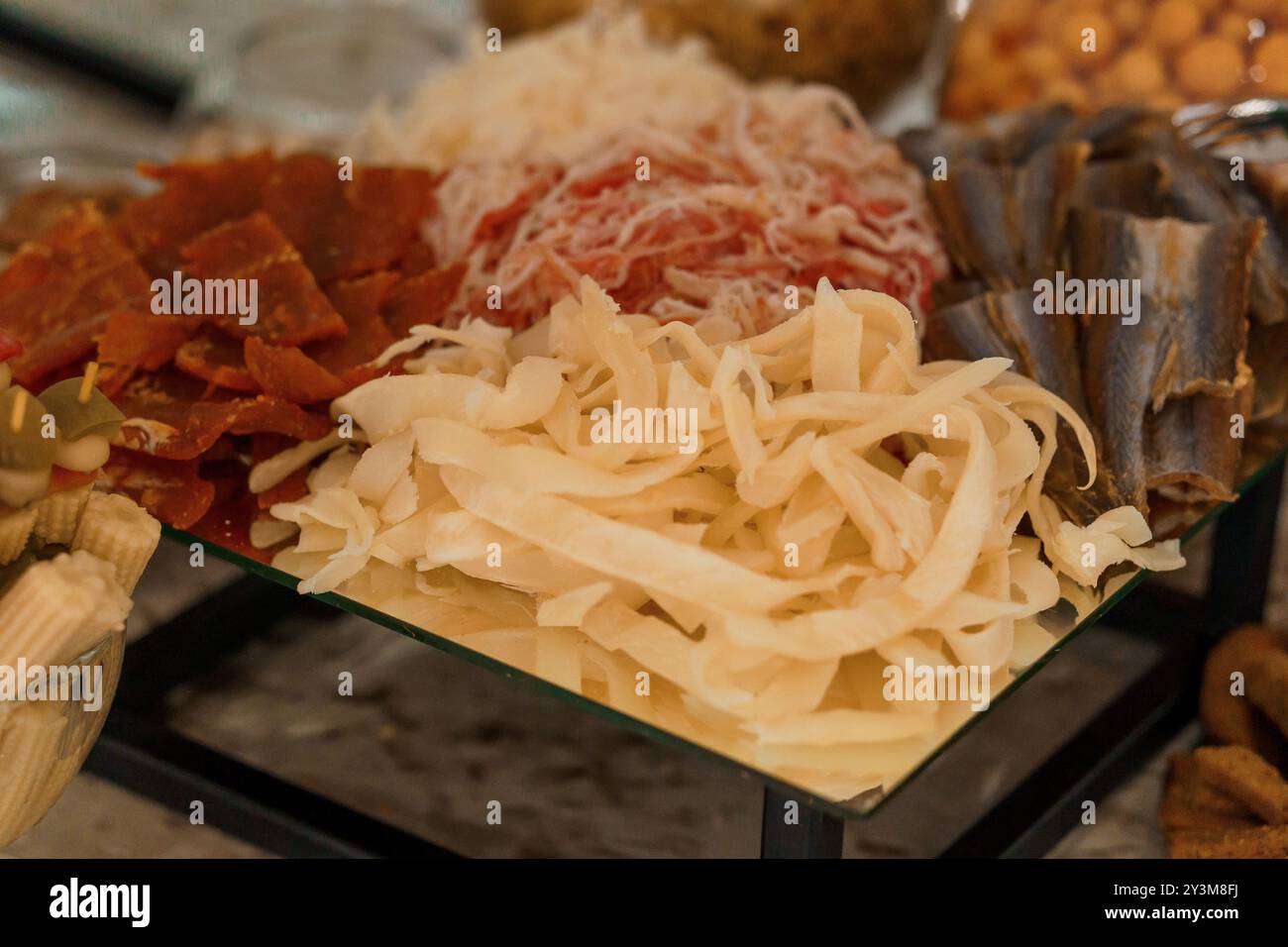 Selezione di salumi gourmet con specialità gastronomiche assortite e prelibatezze di pesce. Foto Stock