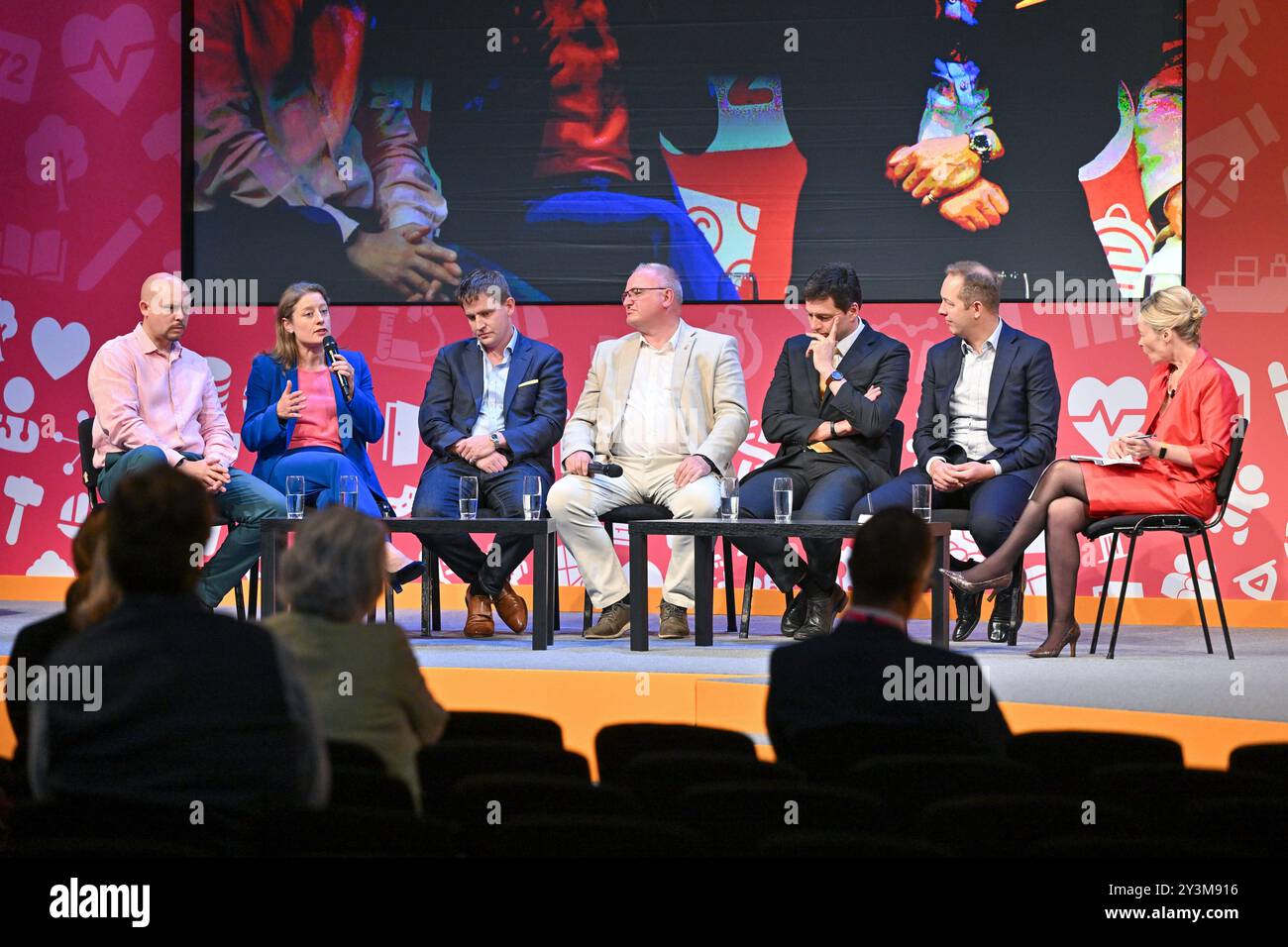 Brighton & Hove, Regno Unito. 14 settembre 2024. (L-R) Cameron Thomas MP, Helen Maguire MP, Mike Martin MP, Ian Roome MP, Chris Coghlan MP, Richard Foord, Baronessa Smith di Newham, durante una sessione di domande e risposte sulla difesa e i veterani il primo giorno della Conferenza autunnale dei Liberal Democratici presso il Brighton Centre, Brighton & Hove, East Sussex, Regno Unito. Crediti: LFP/Alamy Live News Foto Stock