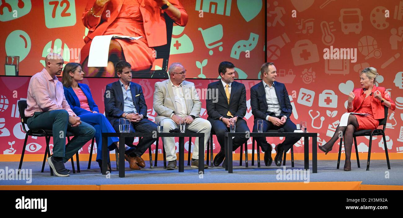 Brighton & Hove, Regno Unito. 14 settembre 2024. (L-R) Cameron Thomas MP, Helen Maguire MP, Mike Martin MP, Ian Roome MP, Chris Coghlan MP, Richard Foord, Baronessa Smith di Newham, durante una sessione di domande e risposte sulla difesa e i veterani il primo giorno della Conferenza autunnale dei Liberal Democratici presso il Brighton Centre, Brighton & Hove, East Sussex, Regno Unito. Crediti: LFP/Alamy Live News Foto Stock