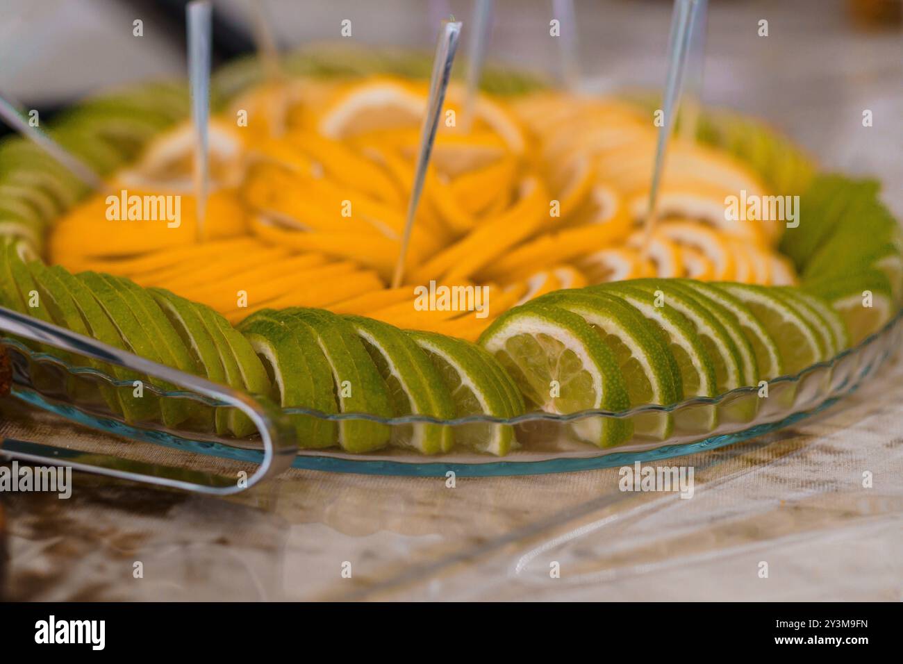 Squisito espositore di frutta con Medley di agrumi a fette fresche. Foto Stock