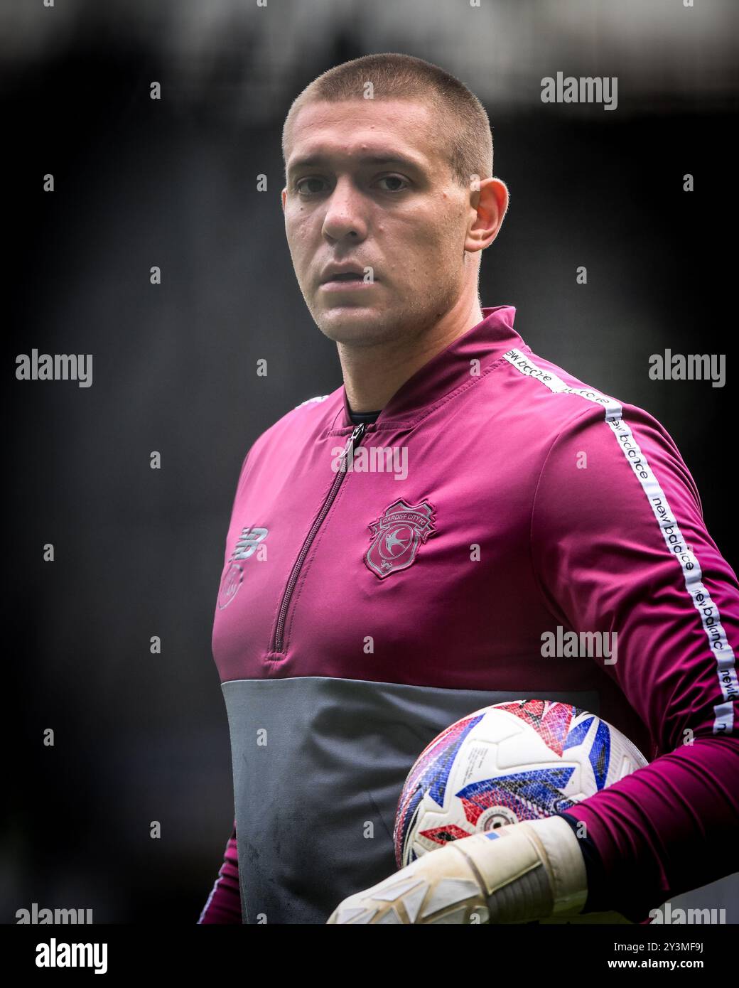 Ethan Horvath, portiere del Cardiff City, si scalda prima del calcio d'inizio durante la partita del Campionato Sky Bet tra Derby County e Cardiff City al Pride Park di Derby, sabato 14 settembre 2024. (Foto: Jon Hobley | mi News) crediti: MI News & Sport /Alamy Live News Foto Stock