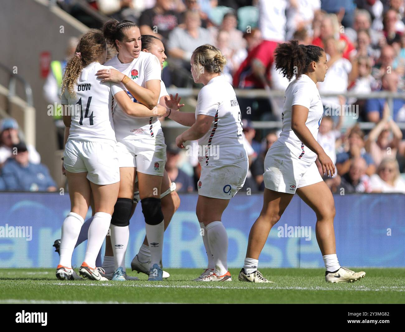 Londra, Regno Unito. 14 settembre 2024. I giocatori dell'England Red Roses si congratulano con il marcatore della meta Abby Dow dell'England Red Roses durante l'amichevole internazionale tra Inghilterra Red Roses e nuova Zelanda all'Allianz Stadium di Twickenham. Crediti: Jay Patel/Alamy Live News Foto Stock