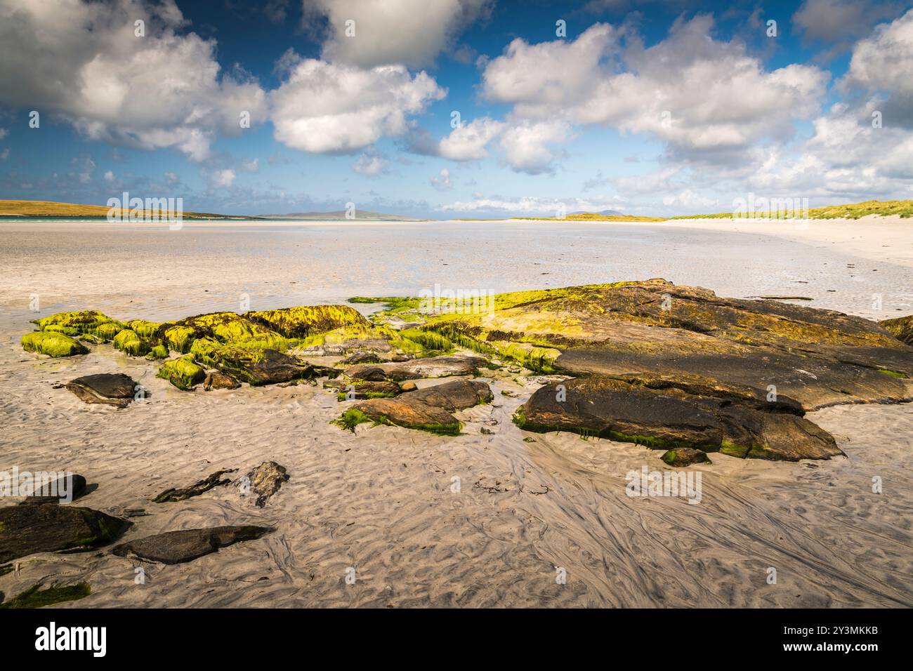 Un'idilliaca immagine HDR estiva della spiaggia di Clachan Sands vicino a Port Na Long, North Uist, Ebridi esterne, Scozia. 5 agosto 2024 Foto Stock