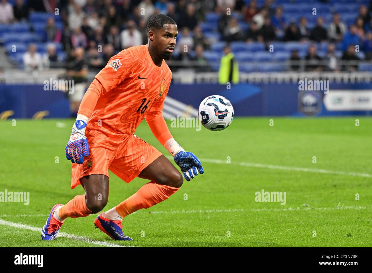 Il portiere della Francia Mike Maignan (16), nella foto di una partita di calcio tra le squadre nazionali francesi, chiamate les Bleus e Belgio, chiamata Red Devils nella seconda partita del girone A2 della UEFA Nations League, venerdì 9 settembre 2024 a Lione, in Francia. Foto Sportpix | David Catry Foto Stock