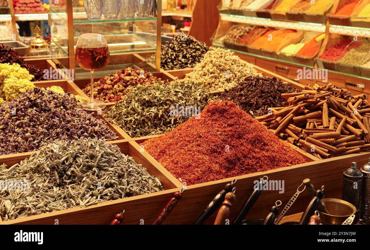 Spezie secche orientali e mediorientali e condimenti alimentari diversi nel negozio del bazar Foto Stock
