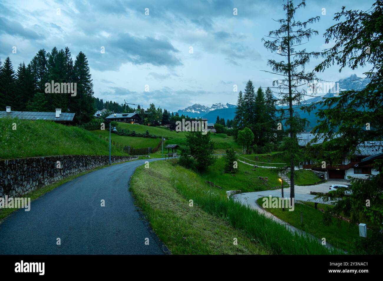 Una vista panoramica sulla pittoresca cittadina di Cortina d'Ampezzo, incastonata nel cuore delle Dolomiti. Montagne maestose si innalzano sullo sfondo, offrono Foto Stock