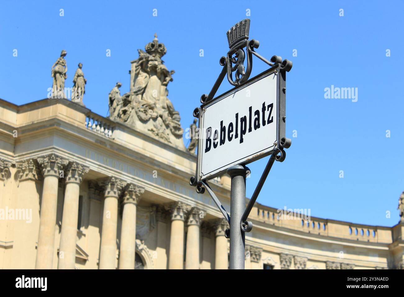 Insegna storica Bebelplatz di fronte all'Università Humboldt di Berlino Foto Stock