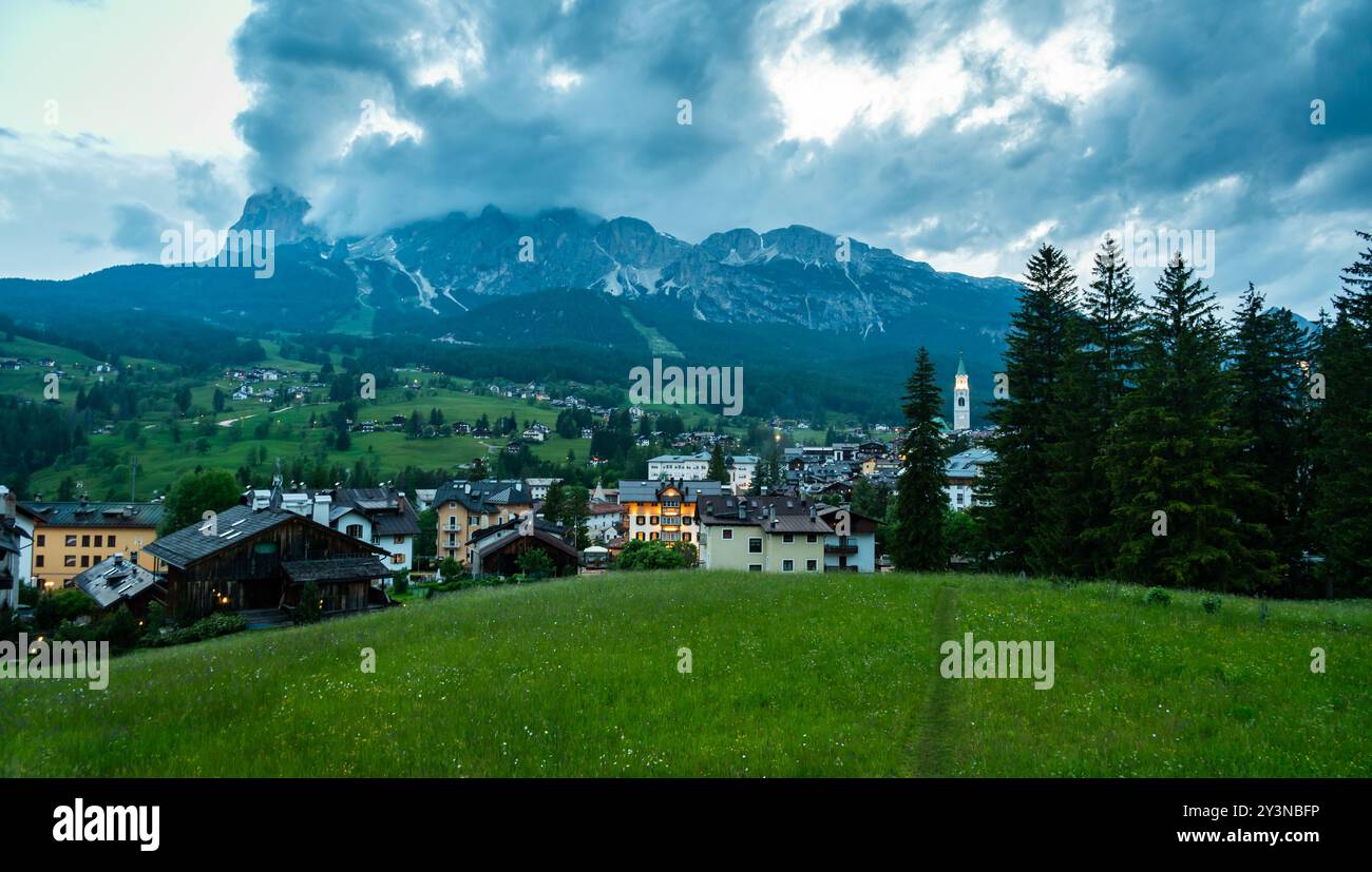 Una vista panoramica sulla pittoresca cittadina di Cortina d'Ampezzo, incastonata nel cuore delle Dolomiti. Montagne maestose si innalzano sullo sfondo, offrono Foto Stock