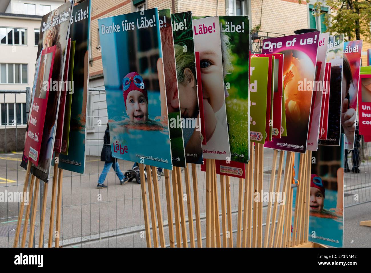 Zurigo, Oerlikon, Svizzera. 14 settembre 2024. Segni utilizzati per la «marcia per la vita» («Marsch fürs Läbe»), un evento annuale che si oppone all'aborto e sostiene i diritti dei nascituri. I cartelli recitano: "Grazie per la vita".b credito: Fabienne Koch/Alamy Live News. Foto Stock