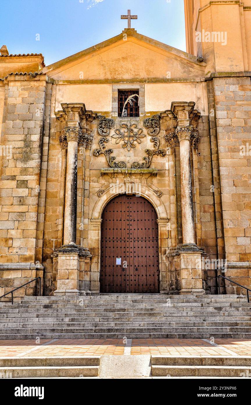 Portale della Chiesa di Santa María Magdalena a Castuera con la croce di Alcántara, simbolo dello spirito cavalleresco medievale e cavalieri cristiani Foto Stock