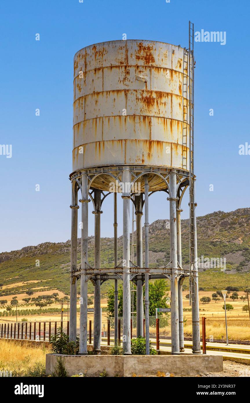 Storia del trasporto ferroviario, vecchia cisterna d'acqua presso la stazione ferroviaria di Almorchon Foto Stock