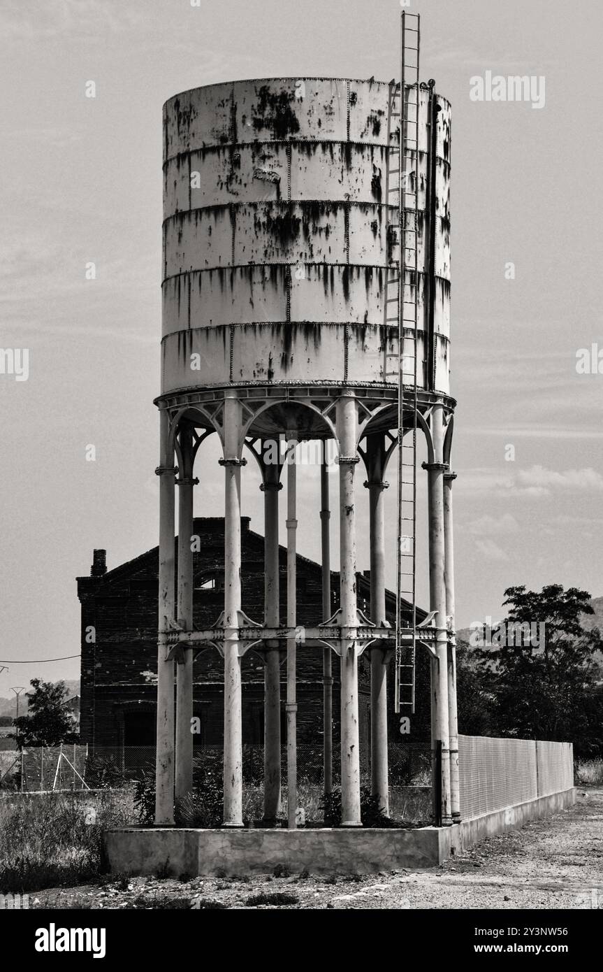 Storia del trasporto ferroviario, vecchia cisterna d'acqua presso la stazione ferroviaria di Almorchon Foto Stock