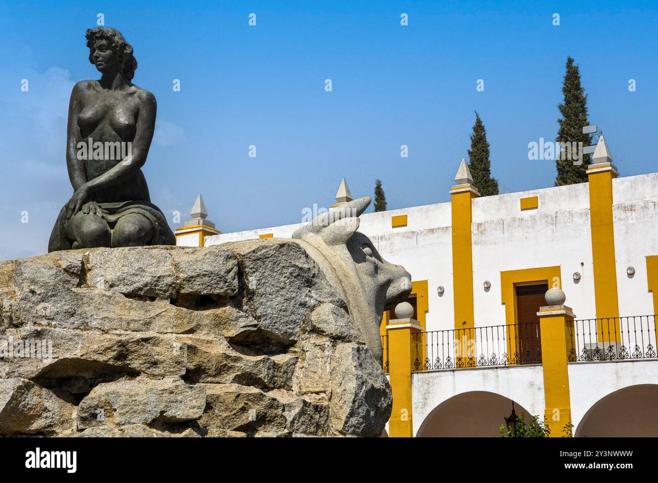 Monumento allegorico a Cabeza del Buey, una fontana con i simboli della città Foto Stock