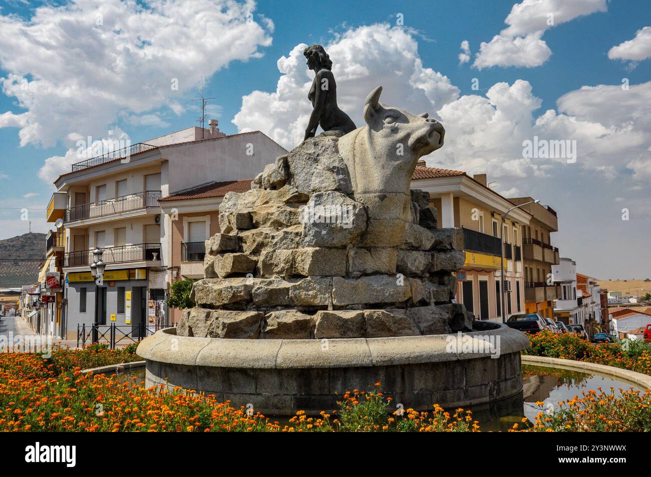 Monumento allegorico a Cabeza del Buey, una fontana con i simboli della città Foto Stock