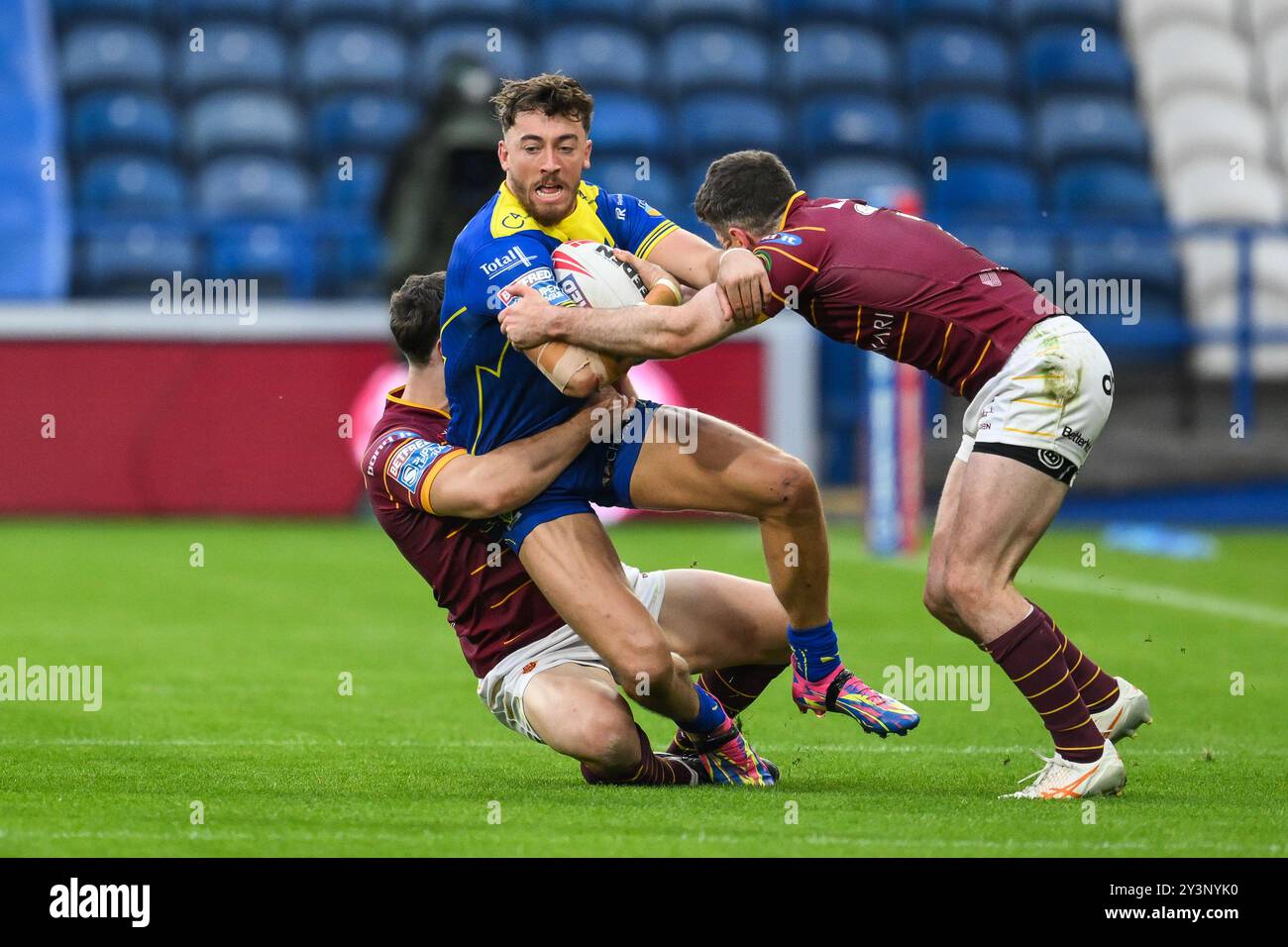 Matty Ashton dei Warrington Wolves è placcato da Aidan McGowan degli Huddersfield Giants e Adam Clune degli Huddersfield Giants durante il Betfred Super League Round 26 partita Huddersfield Giants vs Warrington Wolves al John Smith's Stadium, Huddersfield, Regno Unito, 14 settembre 2024 (foto di Craig Thomas/News Images) Foto Stock