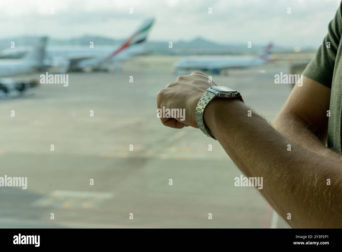 Viaggiatore in attesa nell'area di transito dell'aeroporto. Pronto per il prossimo viaggio programmato, ritardo di partenza in ritardo Foto Stock