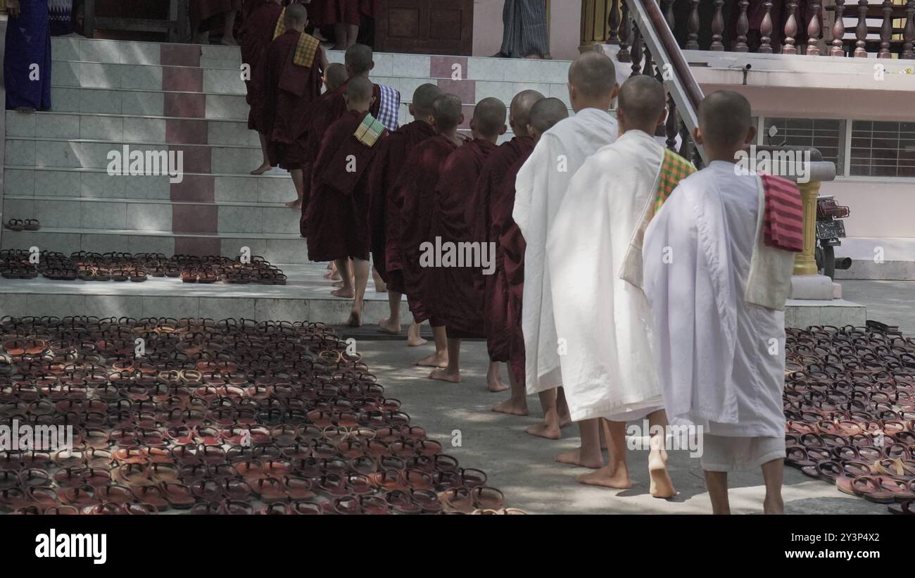 Rituale mattutino: I giovani monaci in Myanmar camminano fino al loro pasto Foto Stock