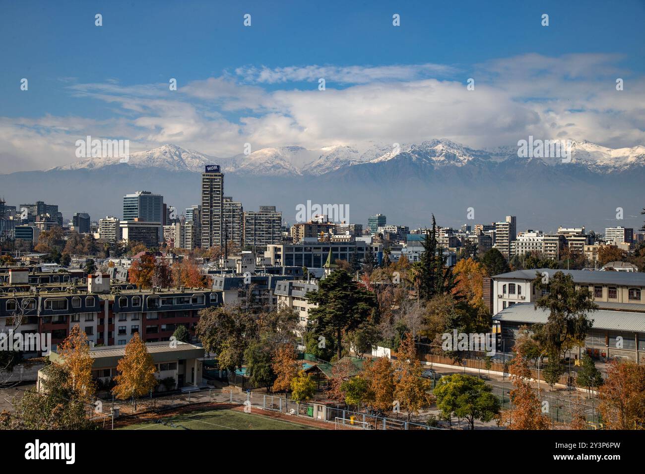 Vista dello skyline della città di Santiago in Cile con le Ande sullo sfondo. Foto Stock