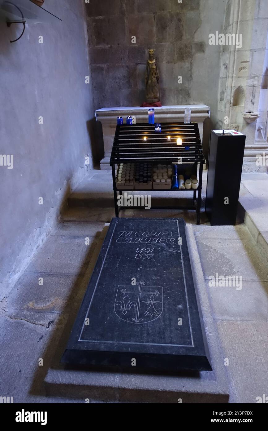 La tomba del navigatore francese Jacques Cartier nella cattedrale di Saint-Malo, in Bretagna, Francia occidentale Foto Stock