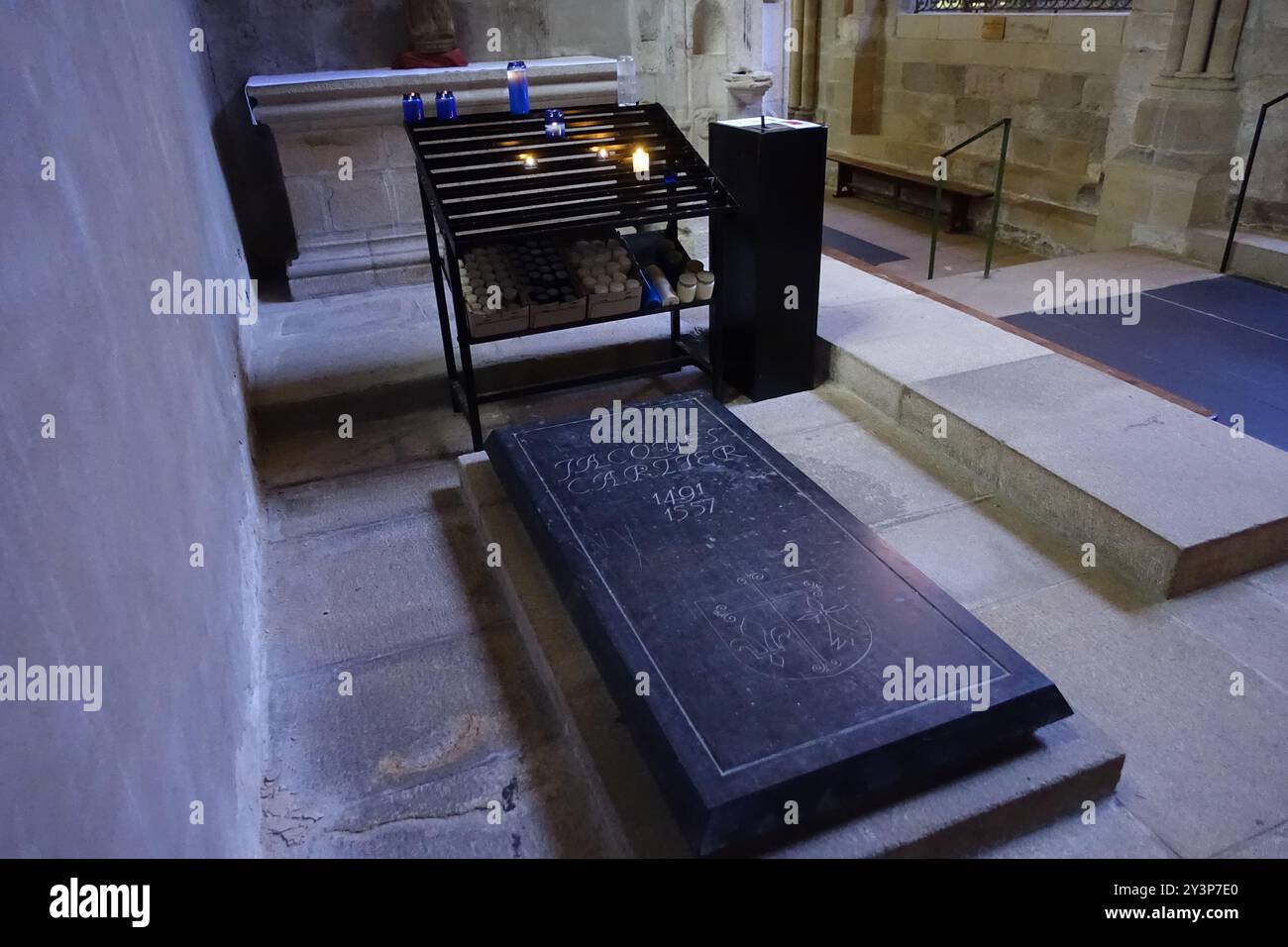 La tomba del navigatore francese Jacques Cartier nella cattedrale di Saint-Malo, in Bretagna, Francia occidentale Foto Stock