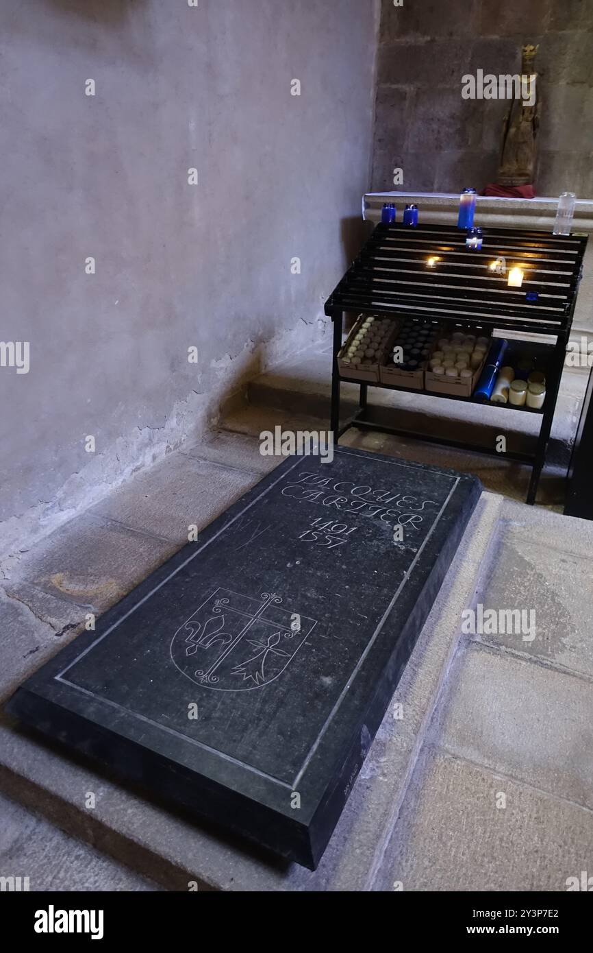 La tomba del navigatore francese Jacques Cartier nella cattedrale di Saint-Malo, in Bretagna, Francia occidentale Foto Stock