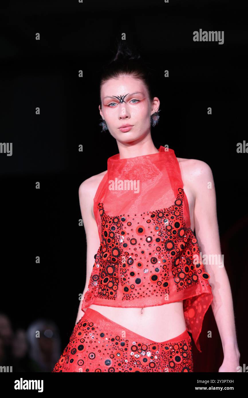 Londra, Regno Unito. Sabato 14 settembre 2024. Una modella sulla passerella della sfilata Karina Bond SS25 che si tiene nel centro di Londra come parte della London Fashion Week. Crediti: Katie Collins/EMPICS/Alamy Live News Foto Stock