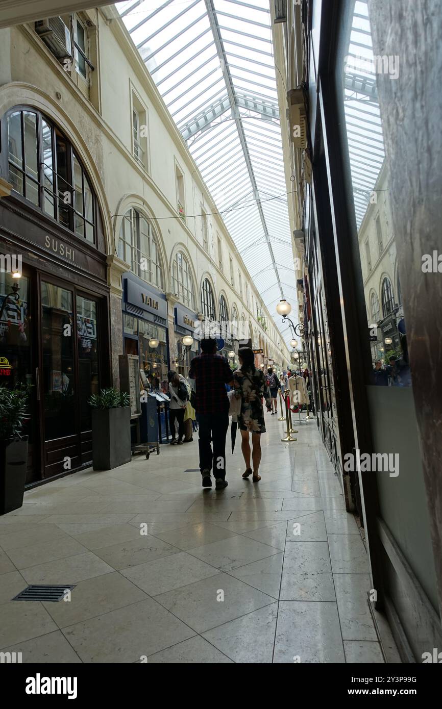 Due pedoni nel Passage Choiseul, a Parigi, una galleria di negozi del XIX secolo Foto Stock