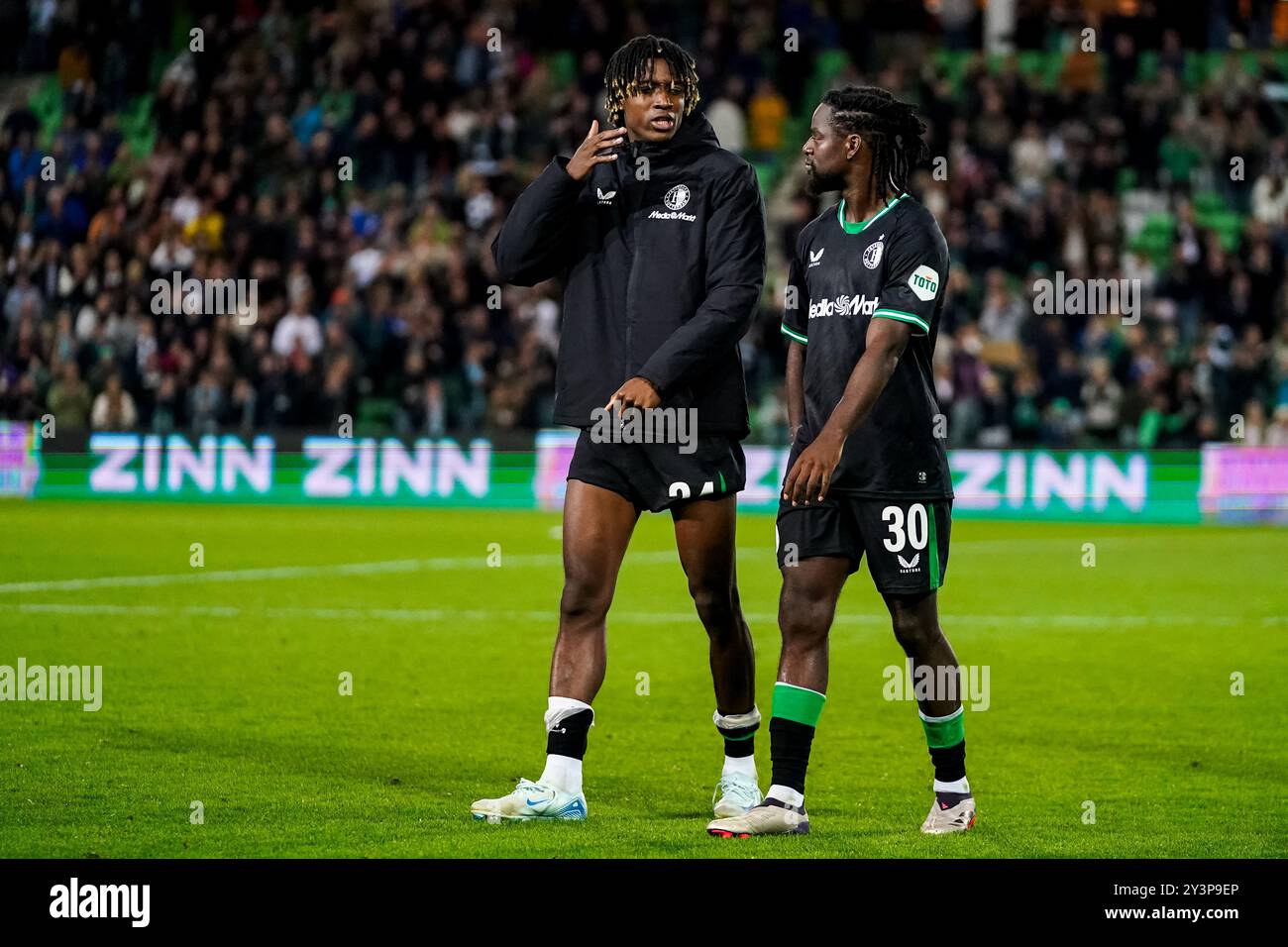 Groninga, Paesi Bassi. 14 settembre 2024. Groningen - Chris-Kevin Nadje di Feyenoord e Jordan Lotomba di Feyenoord durante il quinto round della stagione Eredivisie 2024/2025. La partita è ambientata tra il Groningen e il Feyenoord a De Euroborg il 14 settembre 2024 a Groningen, nei Paesi Bassi. Credito: Foto Box to Box/Alamy Live News Foto Stock