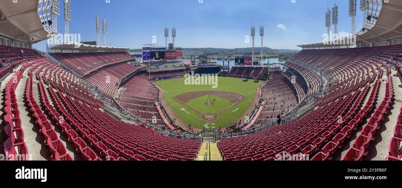 Cincinnati - 5 settembre 2024: Grande panorama sul American Ball Park, sede dei Cincinnati Reds. La GABP ha sostituito il Riverfront Stadium/Cinergy Field nel 2003 Foto Stock