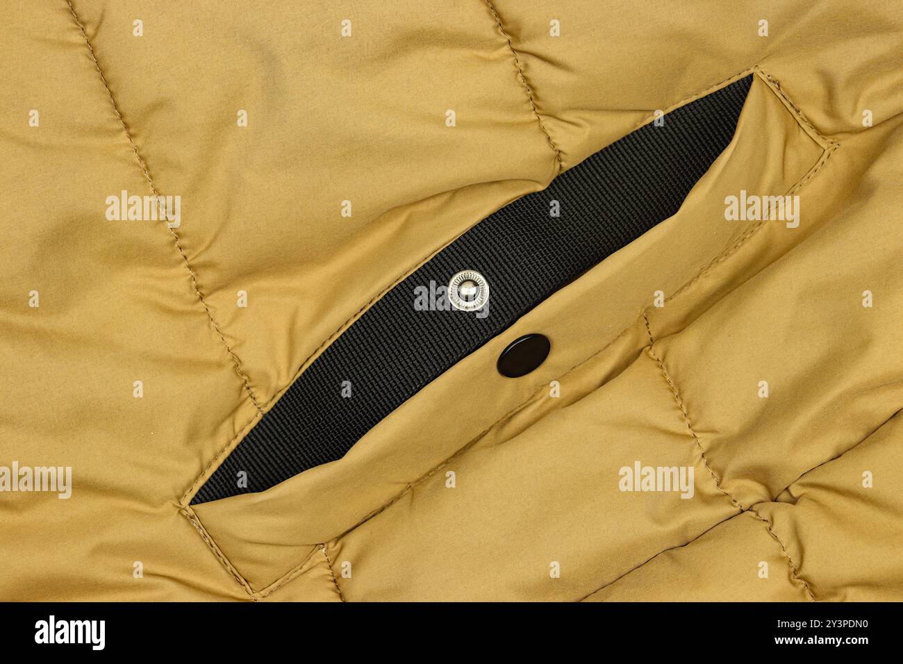 Tasca marrone per giacca invernale primo piano con pulsante a pressione Foto Stock