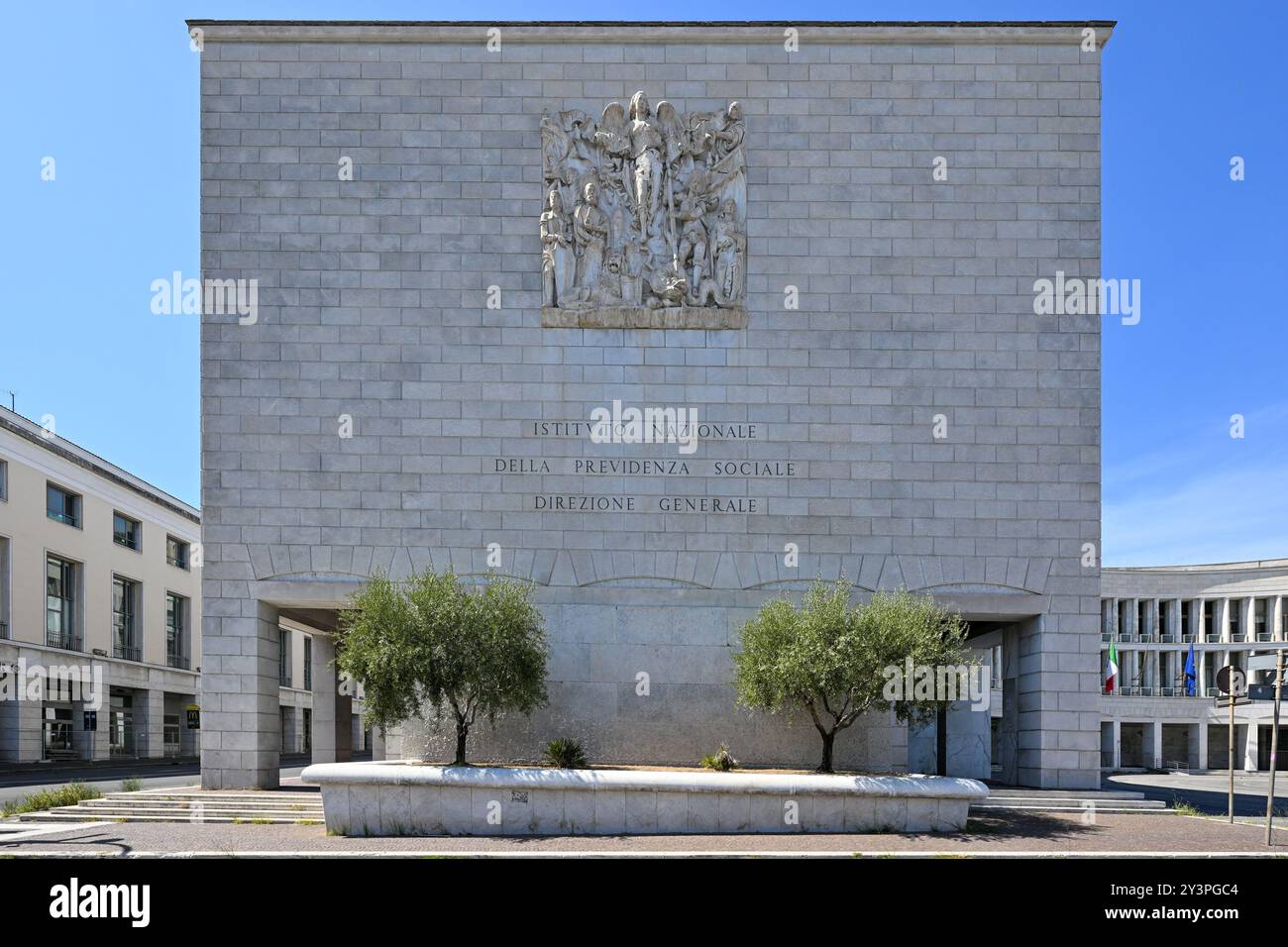 Roma, Italia - 3 settembre 2023: Edifici INPS, noti anche come edifici della sicurezza sociale e delle assicurazioni, nel quartiere EUR di Roma, Italia. Foto Stock