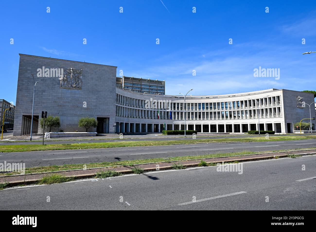 Roma, Italia - 3 settembre 2023: Edifici INPS, noti anche come edifici della sicurezza sociale e delle assicurazioni, nel quartiere EUR di Roma, Italia. Foto Stock