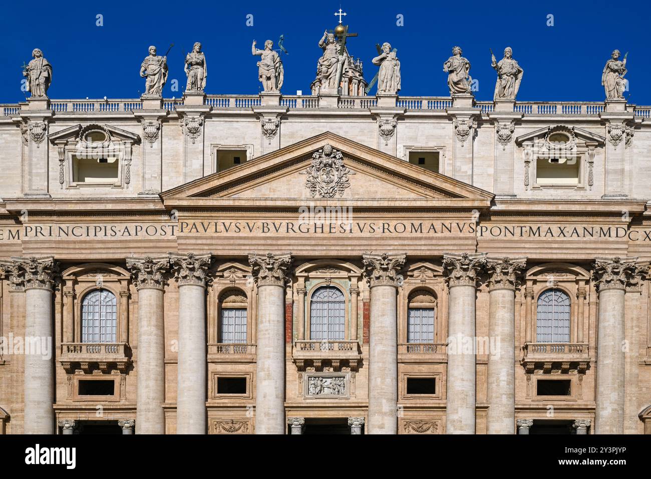 Basilica di San Pietro in Piazza San Pietro in Vaticano, centro di Roma, Italia (traduzione: "In onore del principe degli Apostoli; Paolo V Borghese, Papa, in Foto Stock