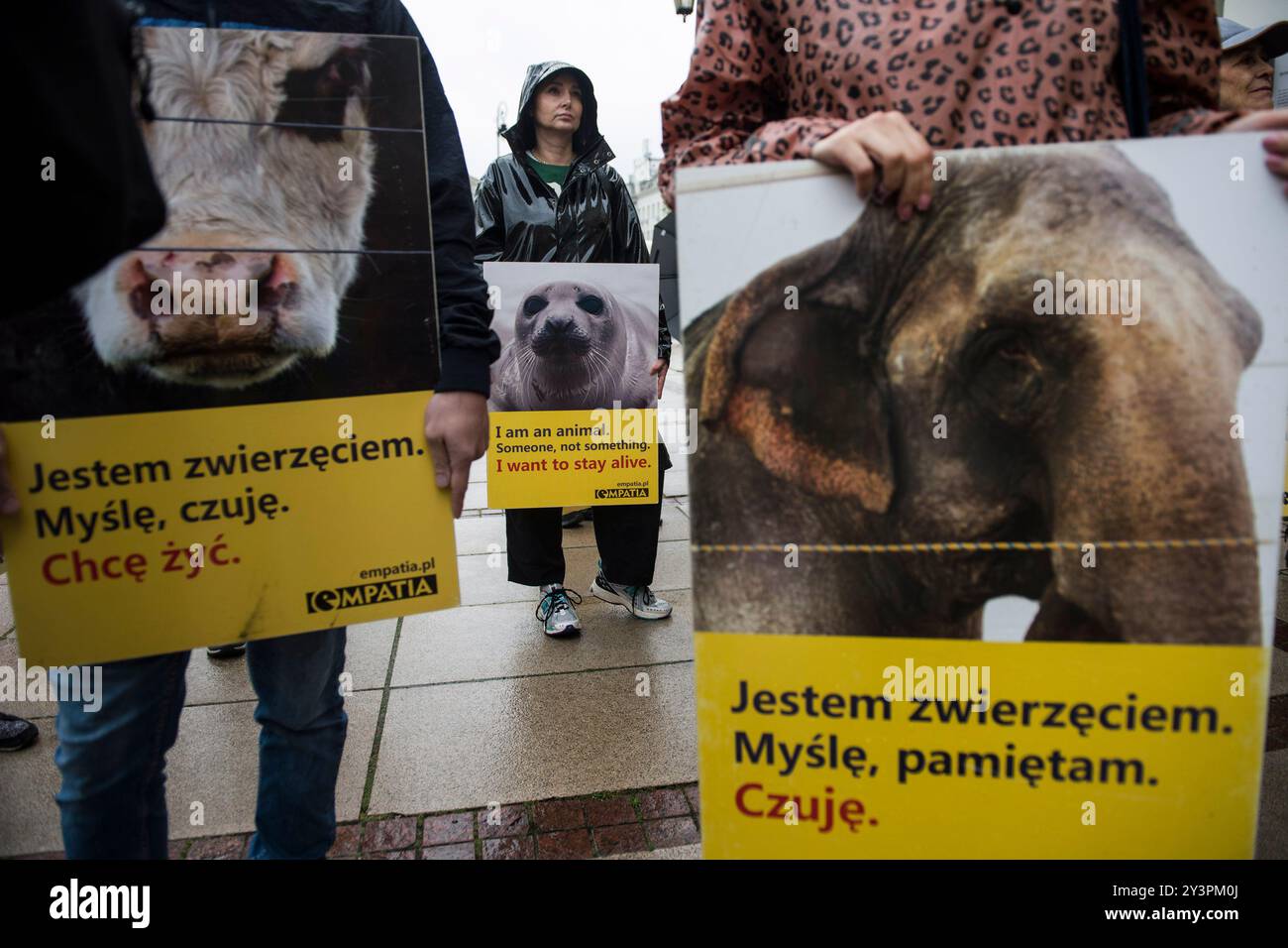 I manifestanti tengono cartelli pro-animale durante la marcia per la liberazione degli animali. Con lo slogan "marcia per la liberazione degli animali” diverse centinaia di persone protestarono a Varsavia. Gli animali hanno sentimenti, sono soggetti a stress e sono sensibili al dolore - hanno detto gli organizzatori della protesta. I partecipanti alla marcia protestarono pacificamente contro i danni subiti dagli animali, promuovendo al contempo le idee del veganismo. I manifestanti chiedevano anche rispetto per gli animali, i diritti e una maggiore empatia. La protesta è stata organizzata dall'organizzazione Empatia. (Foto di Attila Husejnow/SOPA Images/Sipa USA) Foto Stock