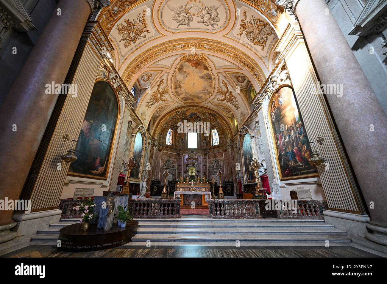 Roma, Italia - 2 settembre 2023: Basilica di Santa Maria degli Angeli e dei Martiri (Basilica di Santa Maria degli Angeli e dei Martiri) in Piazza della Repubblica (Piazza Foto Stock