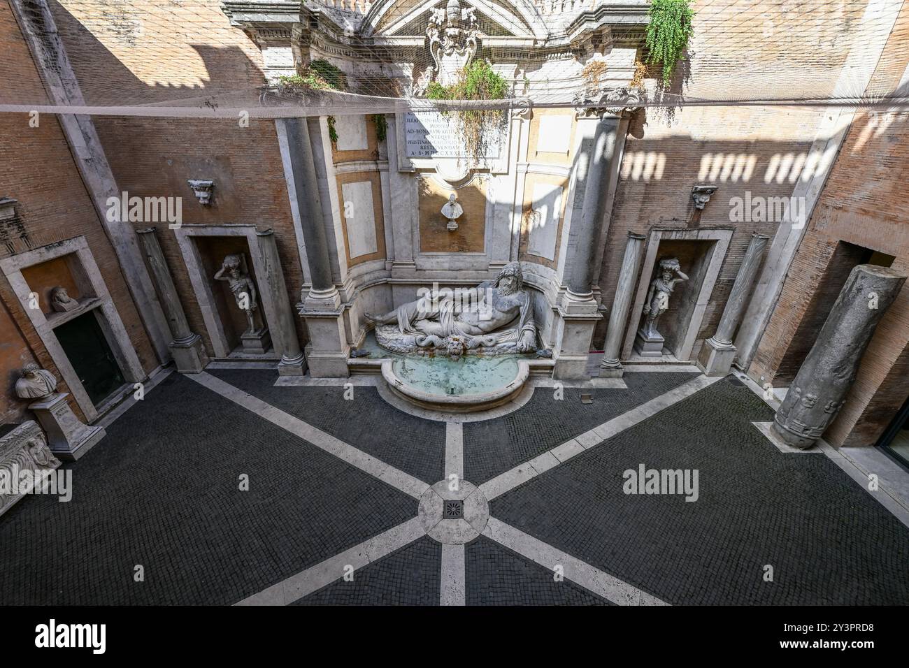 Una vista panoramica di un'antica scultura di Marforio contro il Museo Capitolino Palazzo nuovo a Roma, Italia Foto Stock