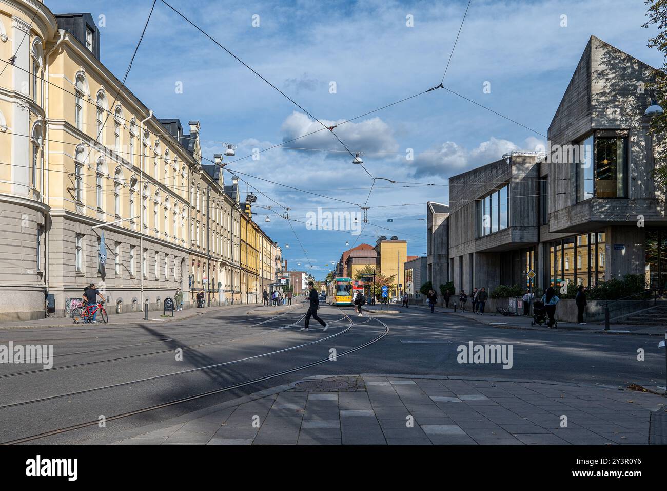 Tram in via Nygatan nel centro di Norrköping, Svezia. I tram gialli sono iconici per Norrköping, che è una storica città industriale Foto Stock