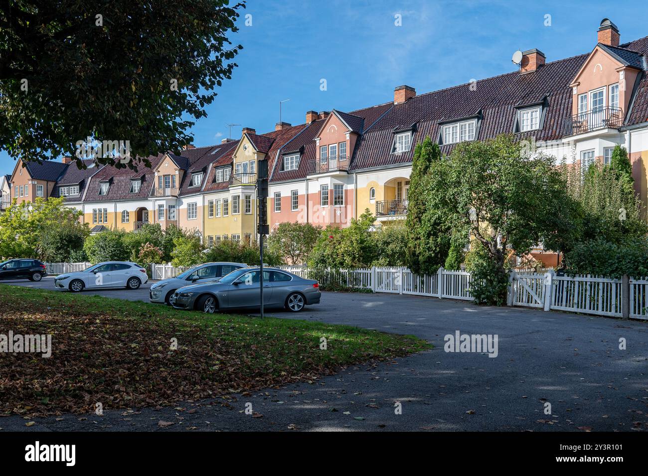 Case a schiera in stile inglese lungo la Souther Promenade all'inizio dell'autunno a Norrköping, Svezia Foto Stock