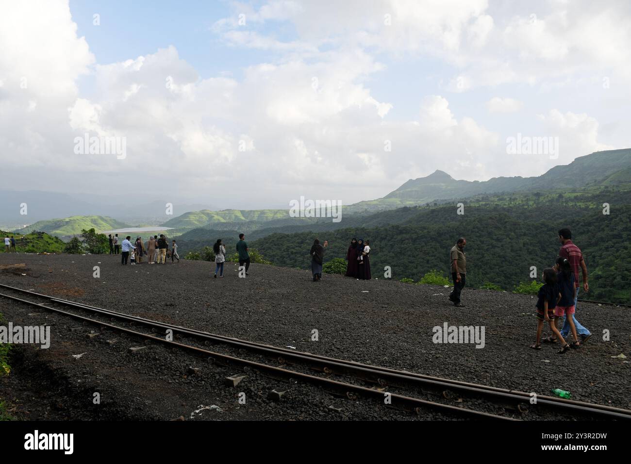 I turisti si godono la vista sulla strada verso la stazione della collina di Matheran nel distretto di Raigad, alla periferia di Mumbai. Matheran è una splendida stazione collinare situata alla periferia della città nel quartiere Raigad di Maharashtra. i veicoli a motore sono vietati nella stazione della collina e i turisti possono prendere un treno giocattolo che va proprio all'interno della stazione della collina da dove i turisti possono camminare o noleggiare un risciò trainato a mano o andare a cavallo per vedere la stazione della collina e dintorni. Foto Stock