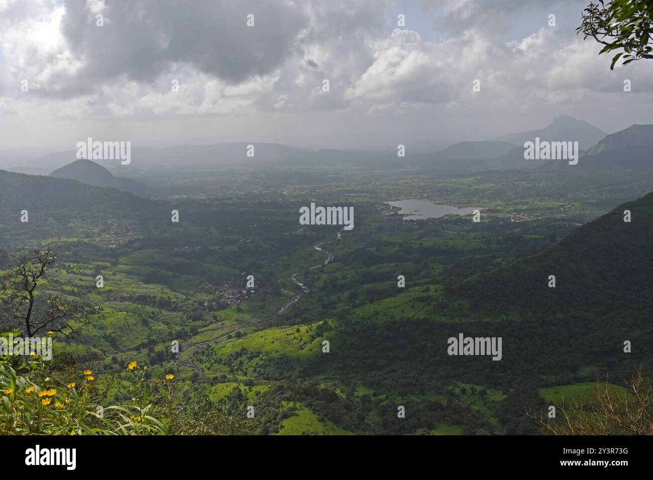 Una vista generale della stazione collinare di Matheran nel distretto di Raigad, alla periferia di Mumbai. Matheran è una splendida stazione collinare situata alla periferia della città nel quartiere Raigad di Maharashtra. i veicoli a motore sono vietati nella stazione della collina e i turisti possono prendere un treno giocattolo che va proprio all'interno della stazione della collina da dove i turisti possono camminare o noleggiare un risciò trainato a mano o andare a cavallo per visite turistiche all'interno e intorno alla stazione della collina. i mesi monsonici sono preferiti dai turisti in quanto l'intera stazione collinare si trasforma in un tappeto verde a causa della pioggia. (Foto di Ashish Vaishnav/SOPA Images/S Foto Stock