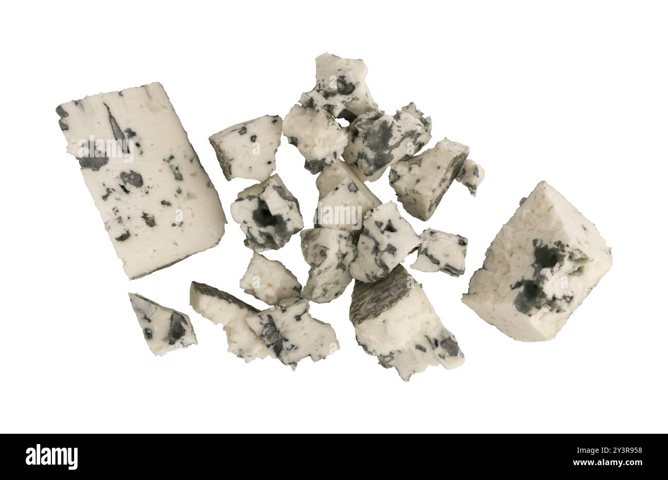 formaggio blu isolato su sfondo bianco con percorso di ritaglio, pezzi di formaggio con muffa blu Foto Stock