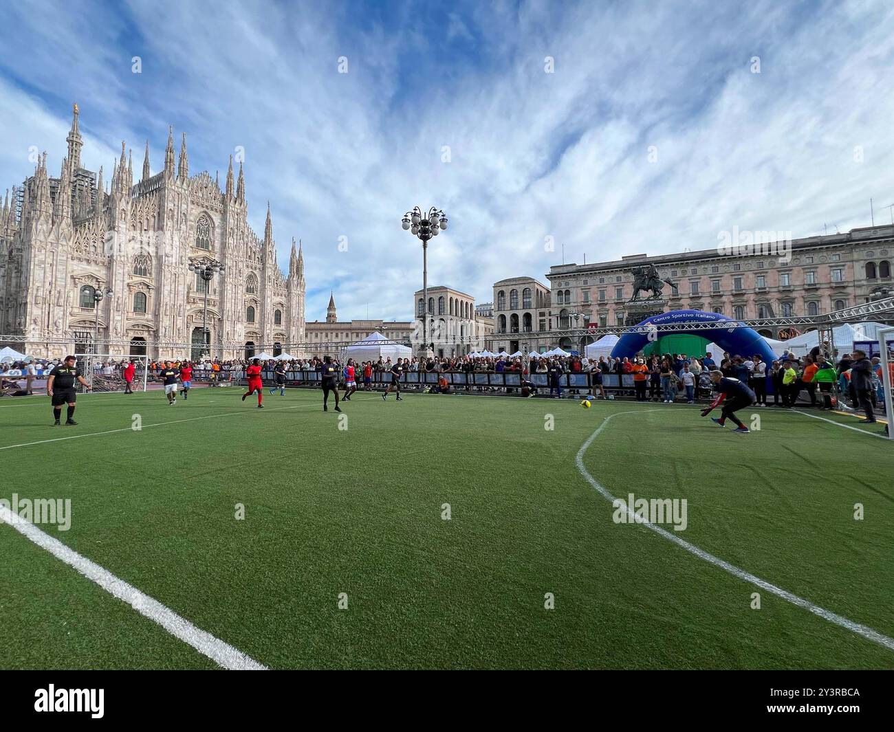 Milano, italia - 14 settembre 2024: Partita di calcio in Piazza Duomo organizzata dal Centro sportivo Italiano Foto Stock