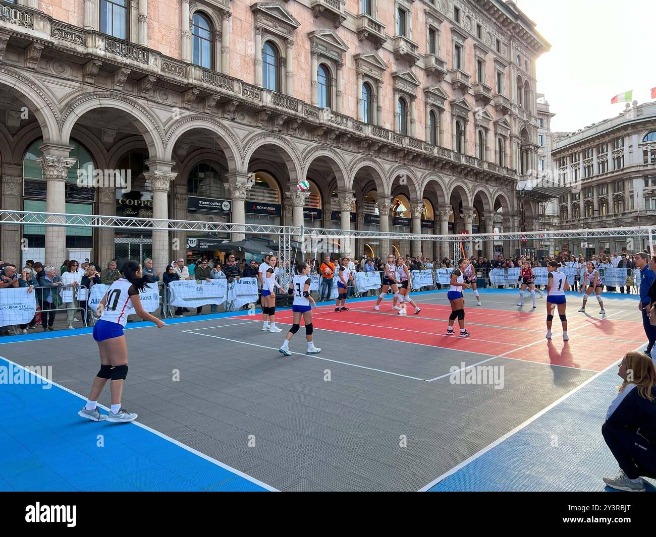 Milano, italia - 14 settembre 2024: Partita di pallavolo per ragazze in Piazza del Duomo organizzata dal Centro sportivo Italiano Foto Stock