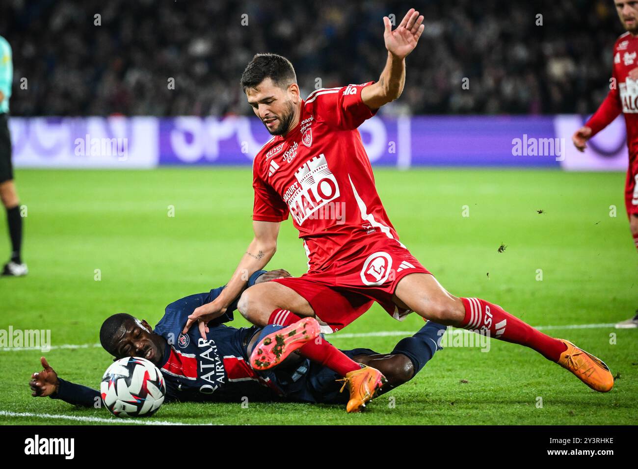 Parigi, Francia, Francia. 14 settembre 2024. Ousmane DEMBELE del PSG e Julien LE CARDINAL di Brest durante la partita di Ligue 1 tra Paris Saint-Germain (PSG) e Stade Brestois (Brest) al Parc des Princes Stadium il 14 settembre 2024 a Parigi, Francia. (Credit Image: © Matthieu Mirville/ZUMA Press Wire) SOLO PER USO EDITORIALE! Non per USO commerciale! Foto Stock
